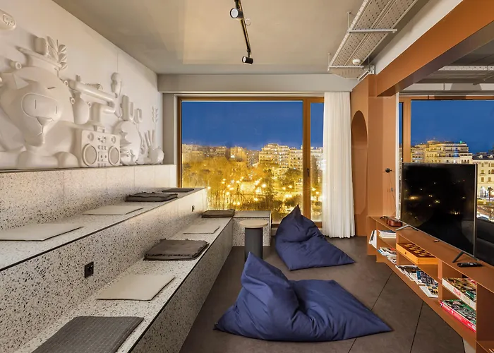 Zeus Is Loose 호스텔