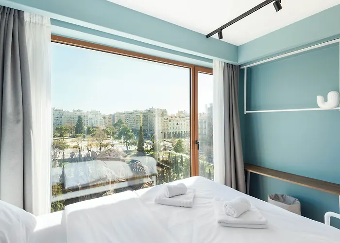 Zeus Is Loose 호스텔