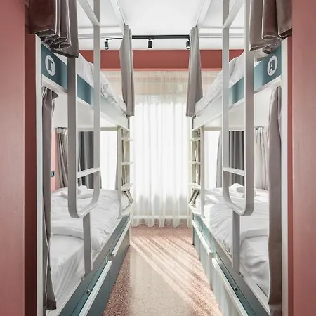 Zeus Is Loose Хостел