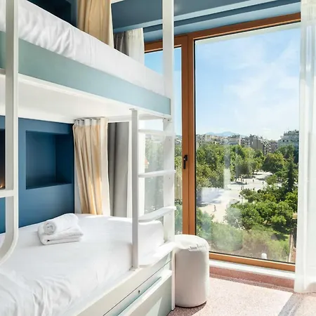 Zeus Is Loose Хостел *