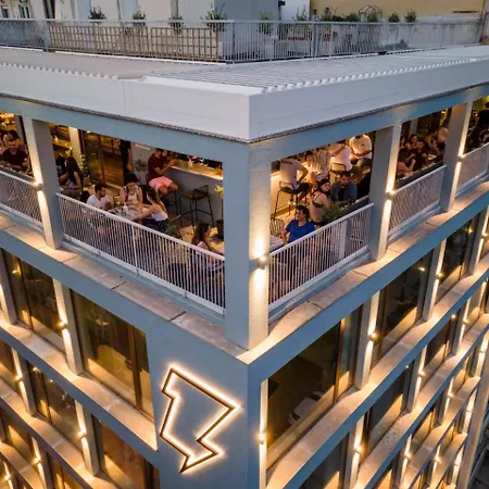 Zeus Is Loose Hostel *