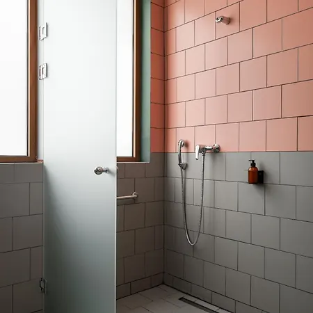 Zeus Is Loose אכסניה *
