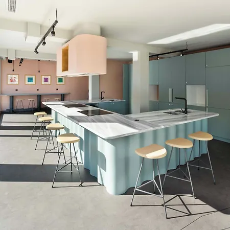 بيت شباب Zeus Is Loose سالونيك