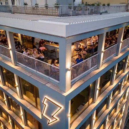 Zeus Is Loose Hostel *