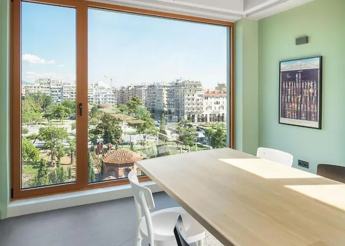 Zeus Is Loose Tessalónica