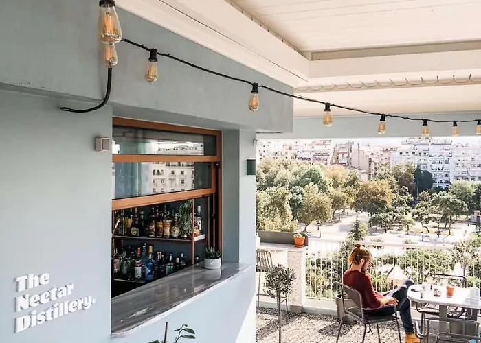 Zeus Is Loose אכסניה