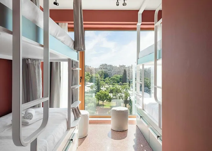 Zeus Is Loose אכסניה *