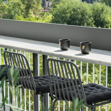 Zeus Is Loose * Salonic