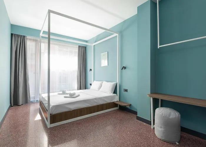 Hostal Zeus Is Loose *