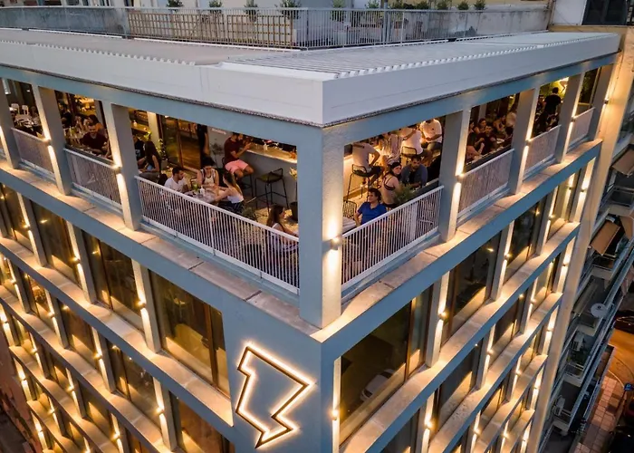 Zeus Is Loose Hostal *