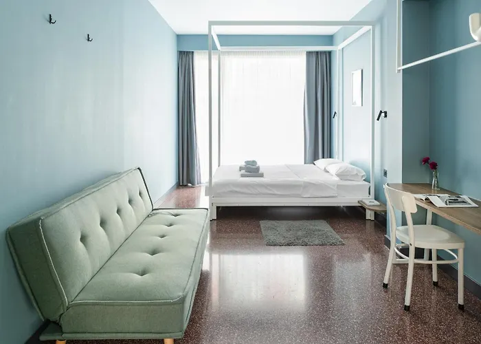 Zeus Is Loose Hostal